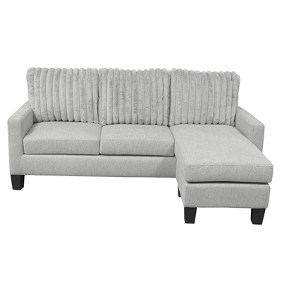 L-förmiges Sofa mit Tisch und Rückstellstuhl, hellgraue Stoffe